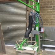 Ventouse mécanique pour levage et manutention sécurisée de panneaux lourds.