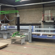 Scie à plat CNC avec chargeur automatique pour découpe précise de panneaux.