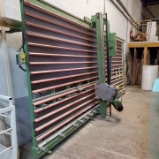 Scie à panneaux verticale pour découpe précise et verticale de panneaux bois et dérivés.