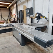 Scie à format CNC pour découpe précise de panneaux bois et dérivés.